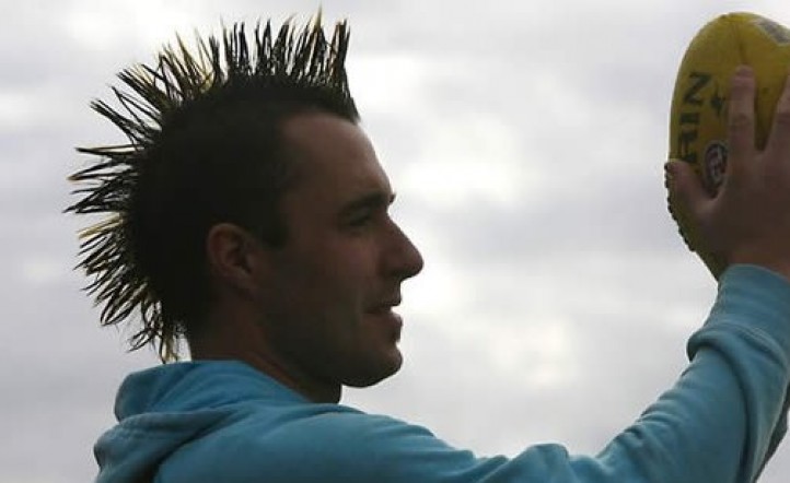 Un jugador es expulsado por su peinado peligroso | InfoVeloz.com