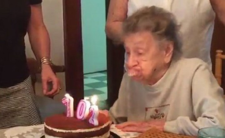 Abuelita apaga las velas de un pastel pensando que era su