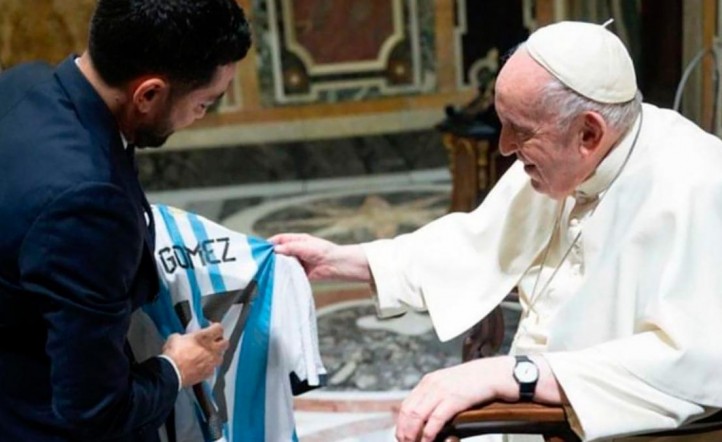 El Papa y el Papu Gómez juntos cuando el futbolista le regaló su camiseta.