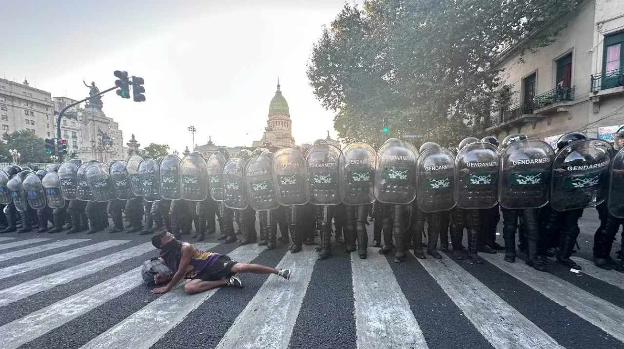 Nuevos Incidentes Entre La Policía Y Los Piqueteros Que Protestan Contra La Ley Ómnibus En 3133